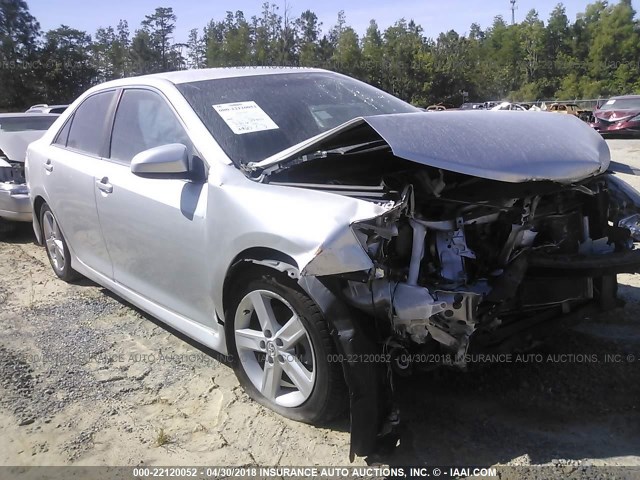 4T1BF1FKXDU271180 - 2013 TOYOTA CAMRY L/SE/LE/XLE 银色 照片 1