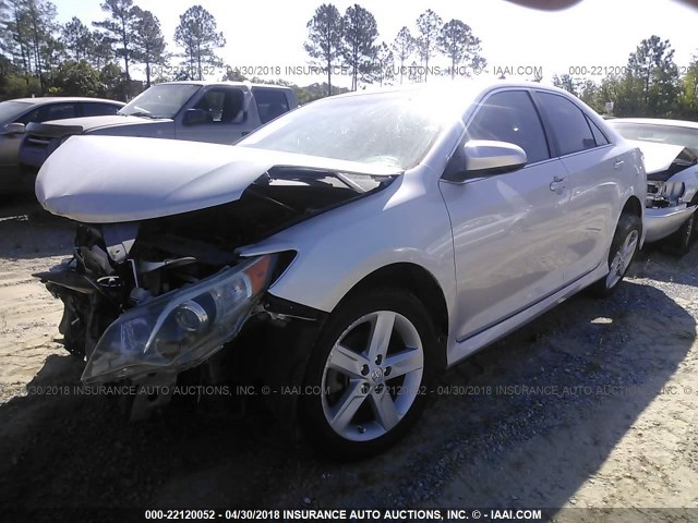 4T1BF1FKXDU271180 - 2013 TOYOTA CAMRY L/SE/LE/XLE 银色 照片 2