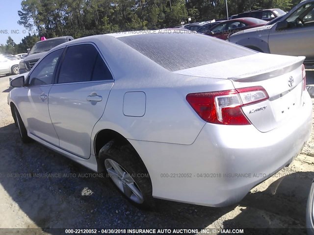 4T1BF1FKXDU271180 - 2013 TOYOTA CAMRY L/SE/LE/XLE 银色 照片 3