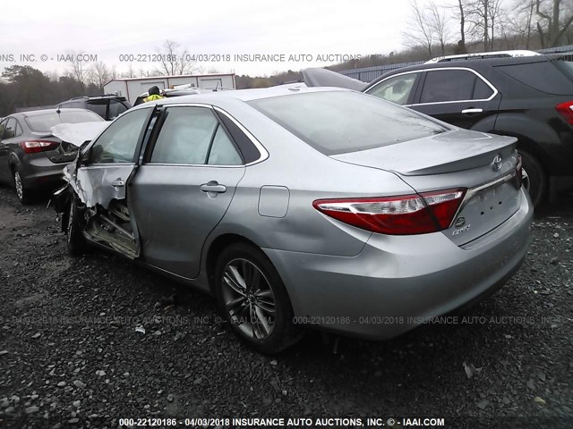 4T1BF1FK4FU001770 - 2015 TOYOTA CAMRY LE/XLE/SE/XSE SILVER photo 3
