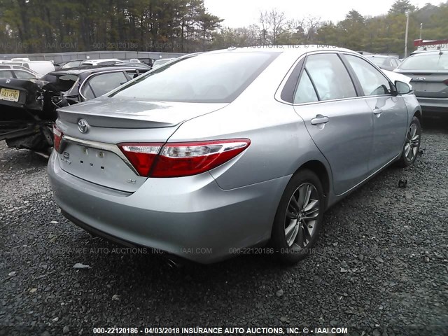 4T1BF1FK4FU001770 - 2015 TOYOTA CAMRY LE/XLE/SE/XSE SILVER photo 4