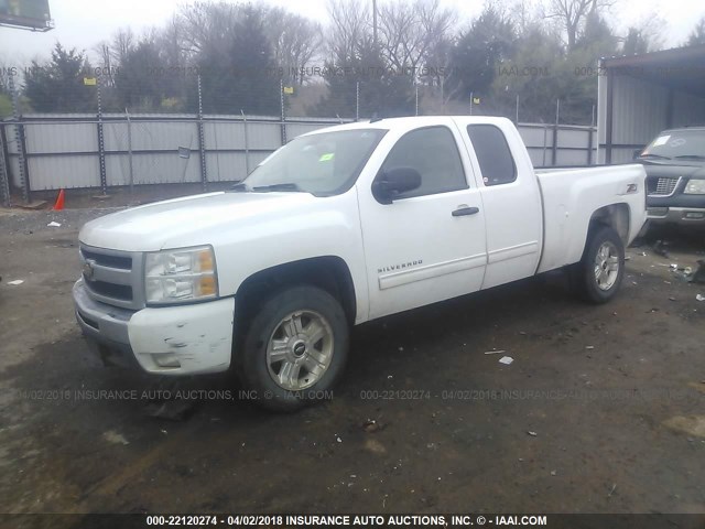 1GCRKSE38BZ145673 - 2011 CHEVROLET SILVERADO K1500 LT WHITE photo 2