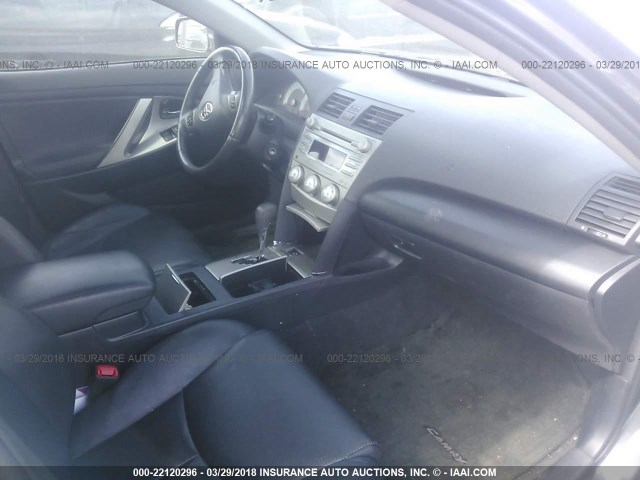4T1BF3EK5BU218381 - 2011 TOYOTA CAMRY SE/LE/XLE Серый фото 5