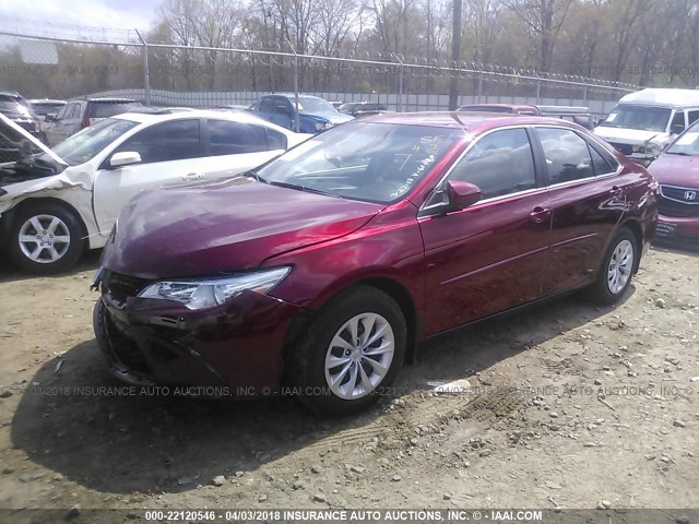 4T1BF1FK1HU626548 - 2017 TOYOTA CAMRY LE/XLE/SE/XSE BURGUNDY photo 2