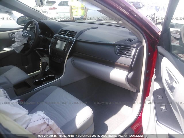 4T1BF1FK1HU626548 - 2017 TOYOTA CAMRY LE/XLE/SE/XSE BURGUNDY photo 5