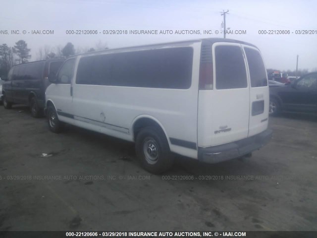 1GAHG39R221191833 - 2002 CHEVROLET EXPRESS G3500  WHITE photo 3