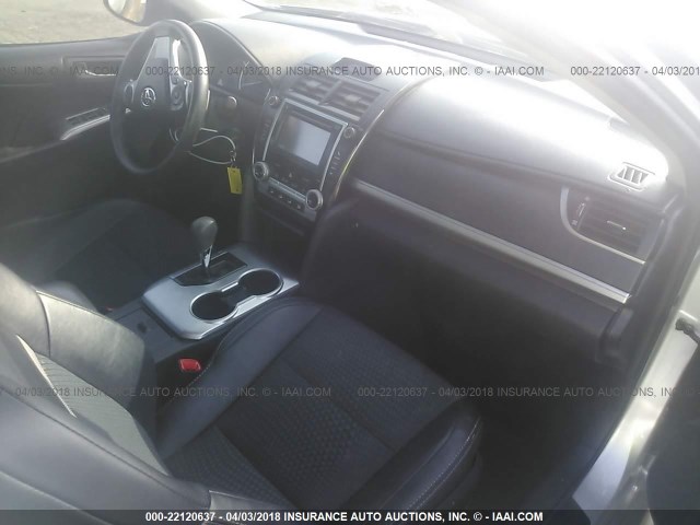 4T1BF1FK2EU326366 - 2014 TOYOTA CAMRY L/SE/LE/XLE Gümüş foto 5