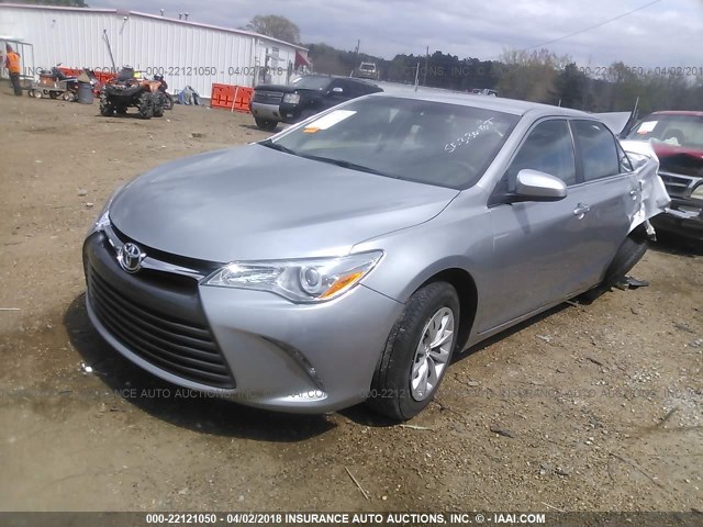 4T1BF1FK1HU619440 - 2017 TOYOTA CAMRY LE/XLE/SE/XSE SILVER photo 2