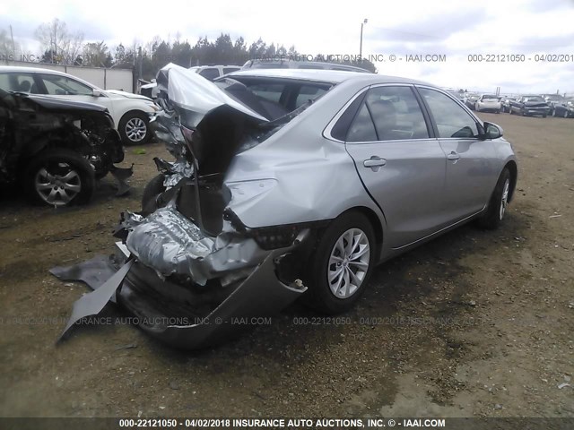 4T1BF1FK1HU619440 - 2017 TOYOTA CAMRY LE/XLE/SE/XSE SILVER photo 4