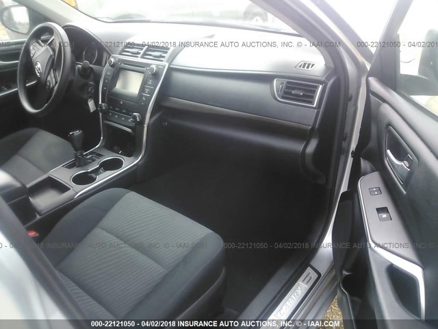 4T1BF1FK1HU619440 - 2017 TOYOTA CAMRY LE/XLE/SE/XSE SILVER photo 5
