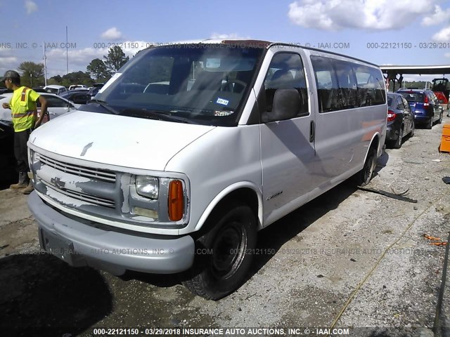 1GAHG39R321215217 - 2002 CHEVROLET EXPRESS G3500  WHITE photo 2