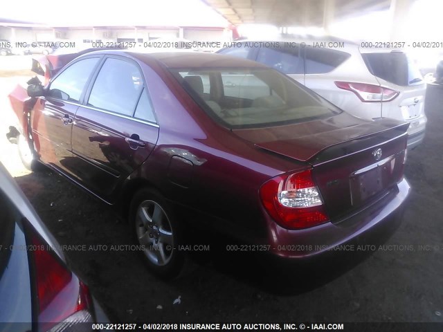 JTDBE30K620039479 - 2002 TOYOTA CAMRY LE/XLE/SE RED photo 3