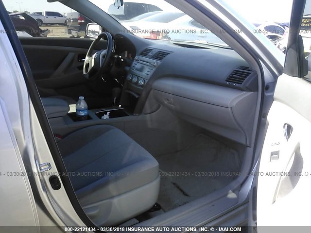 4T1BE46K79U335641 - 2009 TOYOTA CAMRY SE/LE/XLE SILVER photo 5