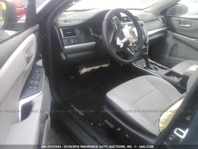 4T1BF1FKXHU643493 - 2017 TOYOTA CAMRY LE/XLE/SE/XSE BLUE photo 5