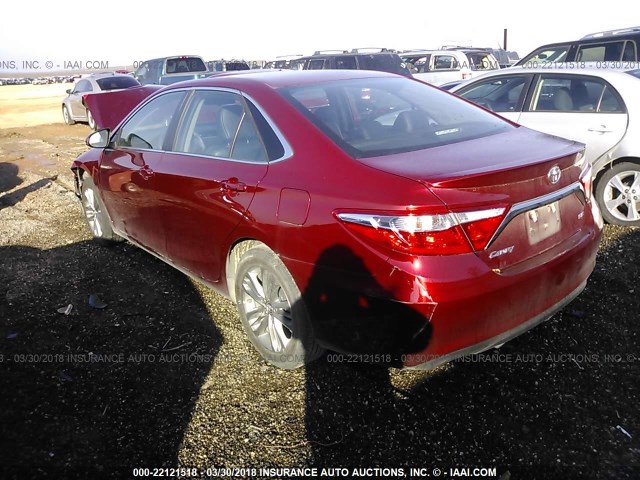 4T1BF1FKXHU703739 - 2017 TOYOTA CAMRY LE/XLE/SE/XSE მუქწითელი ფოტო 3