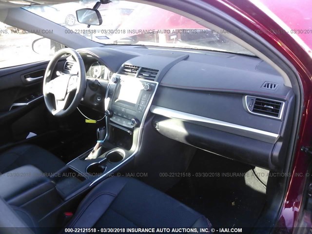 4T1BF1FKXHU703739 - 2017 TOYOTA CAMRY LE/XLE/SE/XSE მუქწითელი ფოტო 5