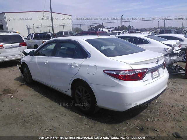 4T1BF1FK7GU129910 - 2016 TOYOTA CAMRY LE/XLE/SE/XSE თეთრი ფოტო 3