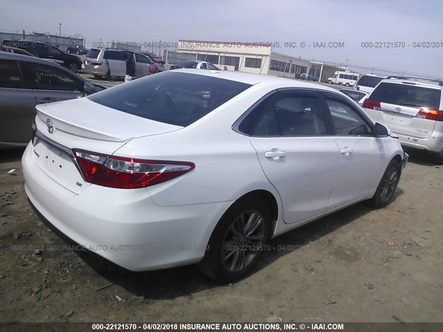 4T1BF1FK7GU129910 - 2016 TOYOTA CAMRY LE/XLE/SE/XSE თეთრი ფოტო 4