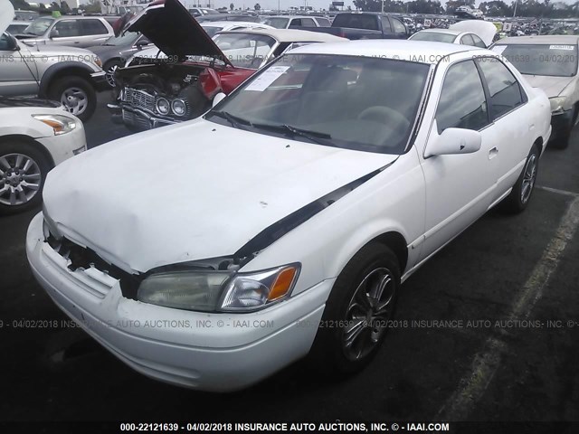 JT2BG22KXV0046854 - 1997 TOYOTA CAMRY LE/XLE WHITE photo 2