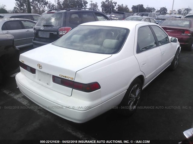 JT2BG22KXV0046854 - 1997 TOYOTA CAMRY LE/XLE WHITE photo 4