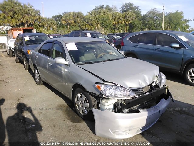 4T1BE32K25U514227 - 2005 TOYOTA CAMRY LE/XLE/SE SILVER photo 1