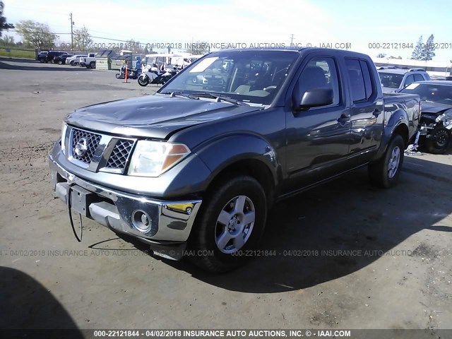 1N6AD07U25C408245 - 2005 NISSAN FRONTIER CREW CAB LE/SE/OFF ROAD GRAY photo 2