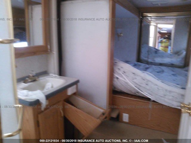 1KB331M224E146713 - 2004 HOLIDAY RAMBLER OTHER  WHITE photo 5