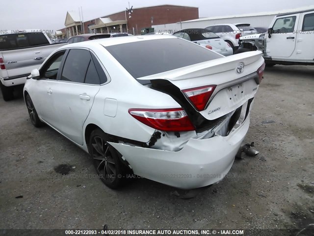 4T1BF1FK3GU143593 - 2016 TOYOTA CAMRY LE/XLE/SE/XSE SILVER photo 3