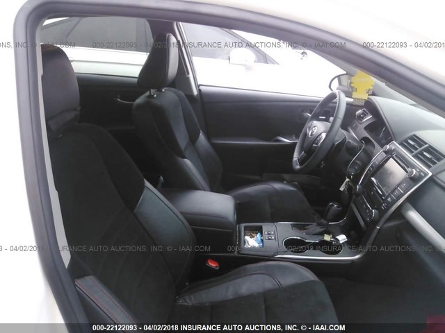 4T1BF1FK3GU143593 - 2016 TOYOTA CAMRY LE/XLE/SE/XSE SILVER photo 5