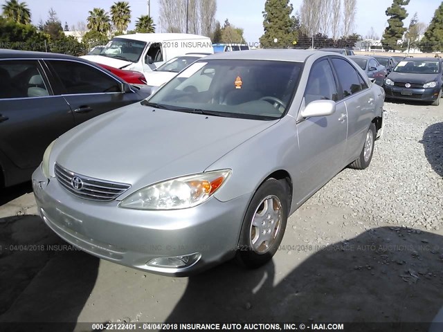 JTDBE32K920075325 - 2002 TOYOTA CAMRY LE/XLE/SE SILVER photo 2