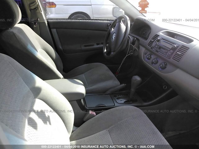 JTDBE32K920075325 - 2002 TOYOTA CAMRY LE/XLE/SE SILVER photo 5