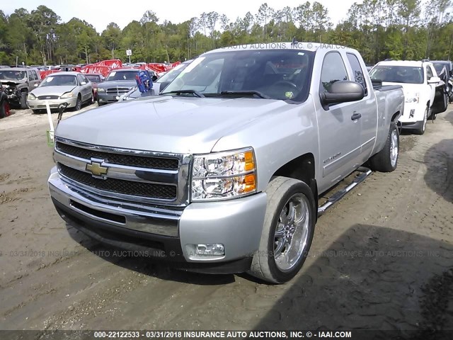 1GCRCSE03BZ139590 - 2011 CHEVROLET SILVERADO C1500 LT SILVER photo 2