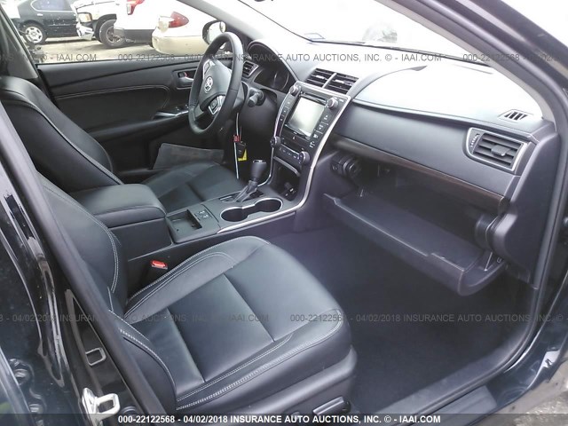 4T1BF1FK6GU586062 - 2016 TOYOTA CAMRY LE/XLE/SE/XSE Schwarz Foto 5