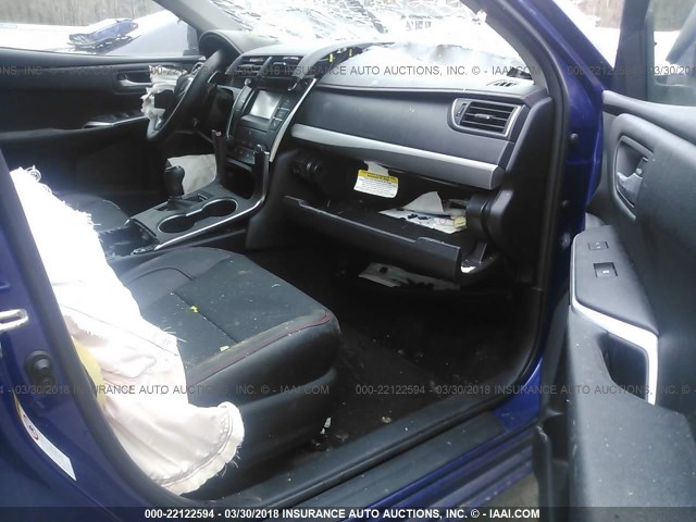 4T1BF1FK7GU515405 - 2016 TOYOTA CAMRY LE/XLE/SE/XSE BLUE photo 5