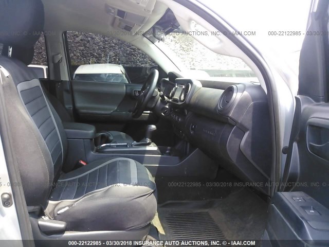 3TMCZ5ANXHM075243 - 2017 TOYOTA TACOMA DBL CAB/SR/TRDSPT/OR/PRO ვერცხლისფერი ფოტო 5