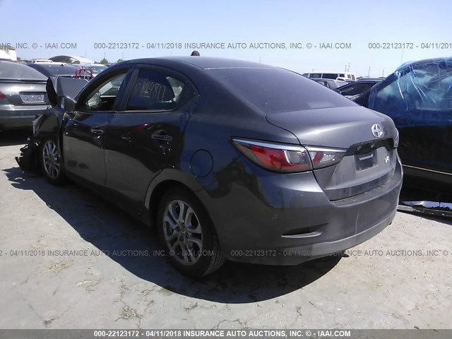 3MYDLBZV6GY140817 - 2016 TOYOTA SCION IA GRAY photo 3