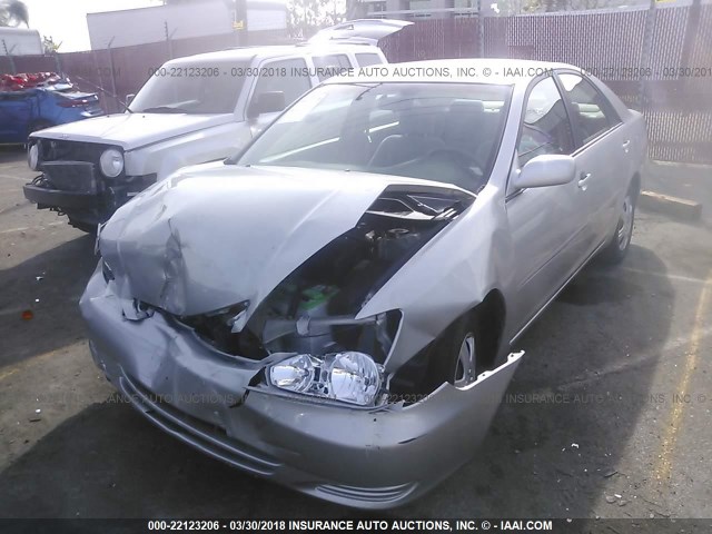 4T1BE32K24U831147 - 2004 TOYOTA CAMRY LE/XLE/SE ვერცხლისფერი ფოტო 2