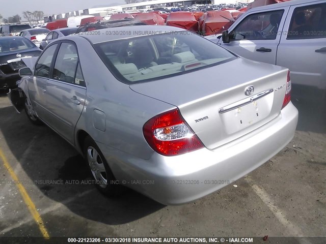 4T1BE32K24U831147 - 2004 TOYOTA CAMRY LE/XLE/SE ვერცხლისფერი ფოტო 3