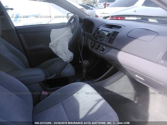 4T1BE32K24U831147 - 2004 TOYOTA CAMRY LE/XLE/SE ვერცხლისფერი ფოტო 5