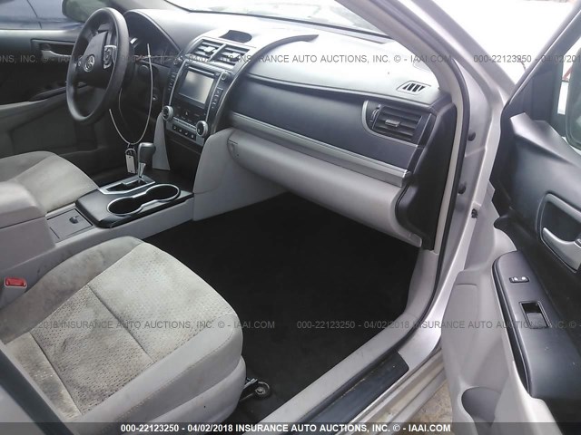 4T1BF1FK1EU320168 - 2014 TOYOTA CAMRY L/SE/LE/XLE 银色 照片 5