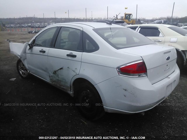 1FAHP34N18W129112 - 2008 FORD FOCUS S/SE WHITE photo 3