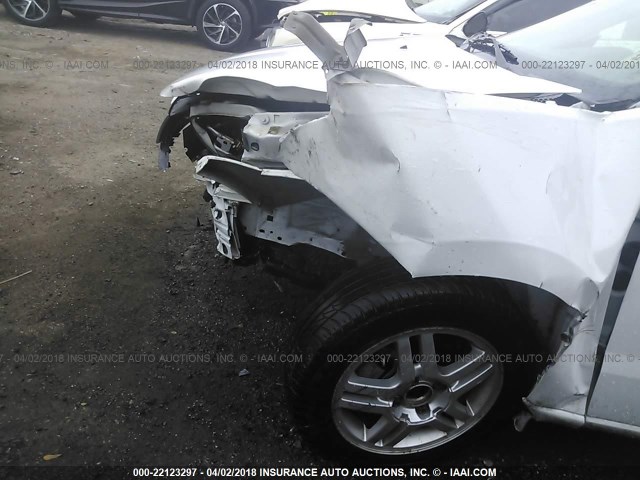 1FAHP34N18W129112 - 2008 FORD FOCUS S/SE WHITE photo 6