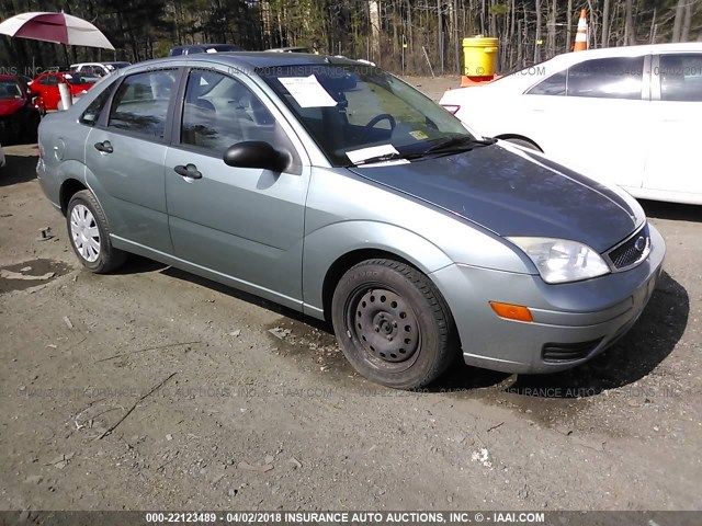 1FAFP34N65W123194 - 2005 FORD FOCUS ZX4 GRAY photo 1