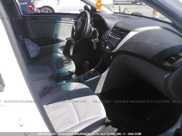 KMHCU5AE2DU065032 - 2013 HYUNDAI ACCENT GLS/SE WHITE photo 5