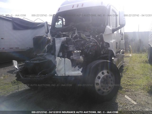 3AKJHHDR5JSJR9452 - 2018 FREIGHTLINER CASCADIA 126  WHITE photo 2