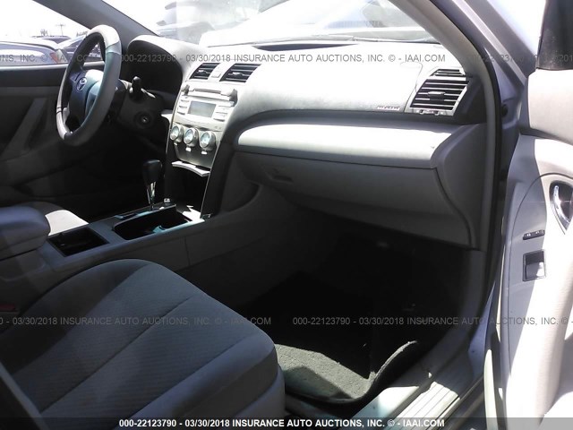 4T4BE46K99R057153 - 2009 TOYOTA CAMRY SE/LE/XLE Күміс фото 5