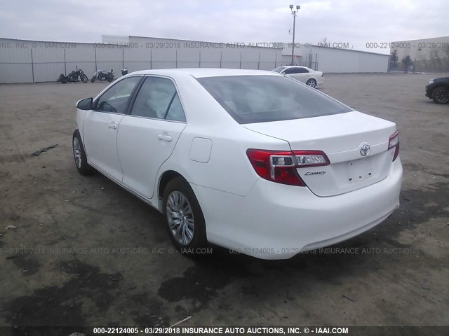 4T1BF1FK2DU268080 - 2013 TOYOTA CAMRY L/SE/LE/XLE WHITE photo 3