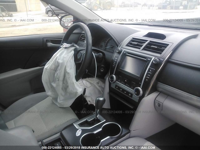 4T1BF1FK2DU268080 - 2013 TOYOTA CAMRY L/SE/LE/XLE WHITE photo 5