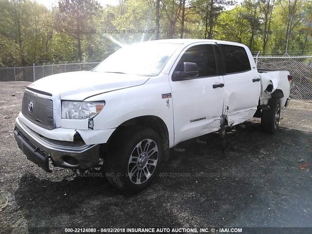 5TFDW5F1XDX276812 - 2013 TOYOTA TUNDRA CREWMAX SR5 WHITE photo 2