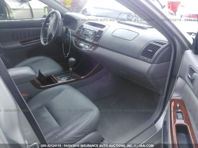 4T1BE32K13U225532 - 2003 TOYOTA CAMRY LE/XLE/SE ვერცხლისფერი ფოტო 5